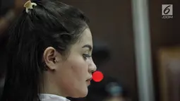 Aktris Jeniffer Dunn saat menjalani sidang lanjutan di Pengadilan Negeri Jakarta Selatan, Kamis (31/5). Penangkapan Jennifer merupakan pengembangan dari keberhasilan polisi meringkus FS, seorang pengedar narkotika jenis sabu. (Liputan6.com/Faizal Fanani)