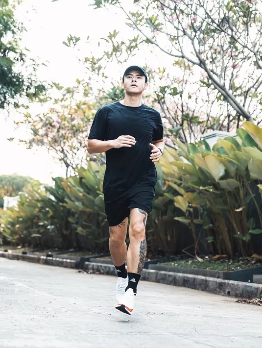 Awal mula Dion menyukai fotografi, ia hanya menggunakan ponsel untuk menangkap objek yang menarik untuknya. Ia pun mempelajari tekniknya dari tayangan yang banyak muncul di internet. (Instagram/dionwiyoko)