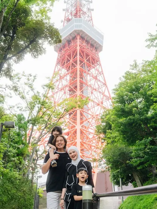 Sementara sang istri, Cut Meyriska, tampil modis dan edgy dalam setelan hitam bermotif garis putih yang memberikan efek visual menarik. Penampilannya makin standout dengan hijab berwarna putih yang menyatu harmonis dengan keseluruhan look. [@cutratumeyriska].