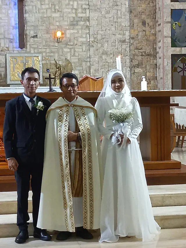 Viral Pernikahan Pasangan Beda Agama, Ini 5 Potretnya Saat Pemberkatan di Gereja