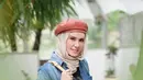 Mantan istri Vicky Prasetyo ini juga bak remaja dengan bergaya denim. Pakai hijab coklat muda ditambah baret berwarna coklat tua, siapa yang menyangka jika aktris cantik ini hampir masuk usia kepala 4. (Liputan6.com/IG/@angellelga)