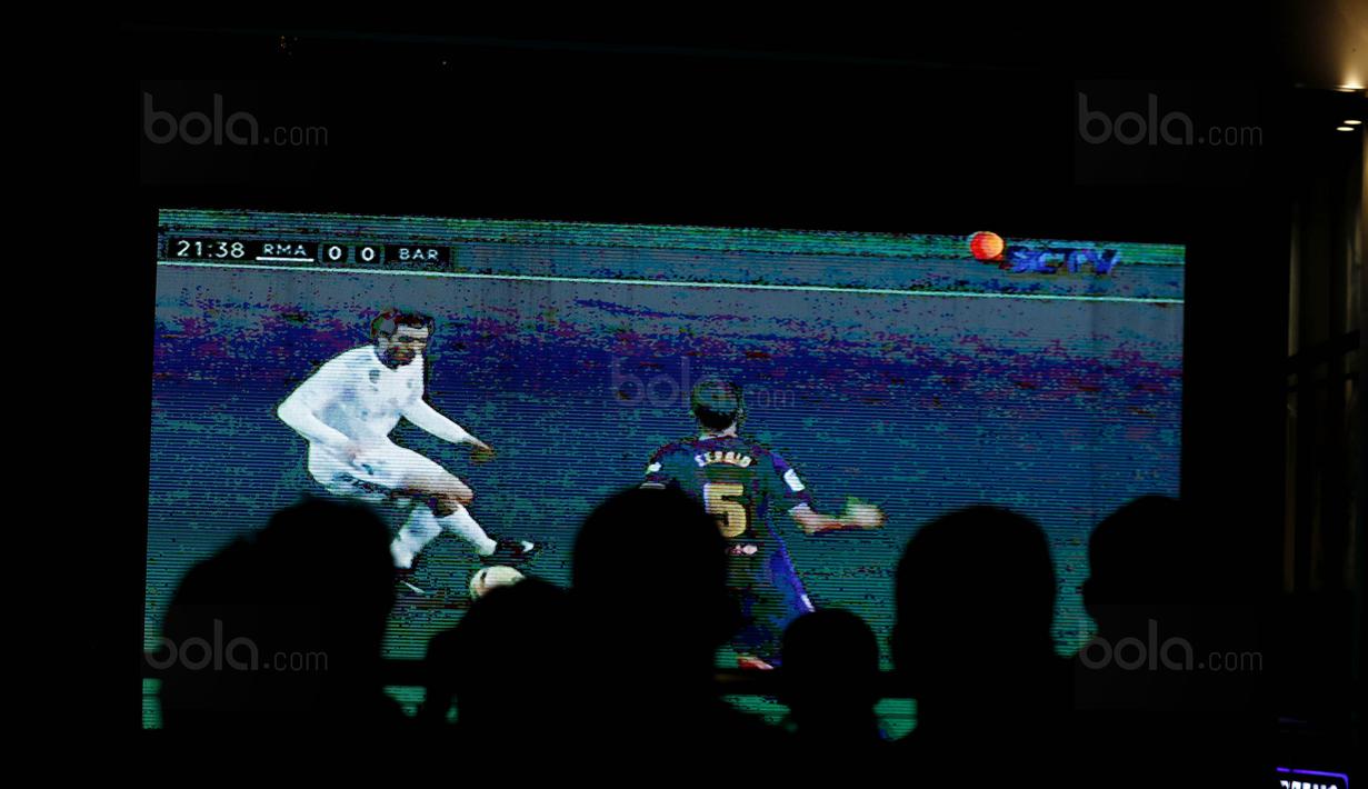 Suporter menyaksikan laga El Clasico antara Barcelona melawan Real Madrid saat nobar di Summarecon Mal Serpong, Sabtu (23/12/2017). Barcelona menang 3-0 atas Real Madrid. (Bola.com/M Iqbal Ichsan)