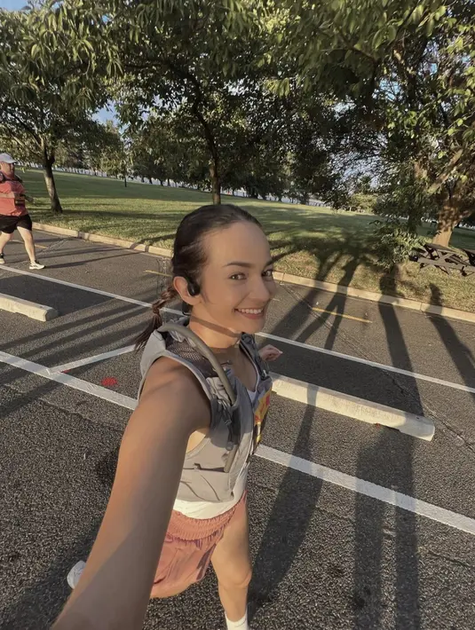 Pda kesempatan ini, Enzy tampil dengan running outfit yang begitu profesional.  [Foto: Instagram/ Enzy Storia]