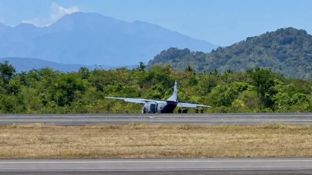 Pesawat angkut diduga milik TNI tergelincir di Runway 03-21 Bandara Sultan Hasanuddin. (Istimewa).