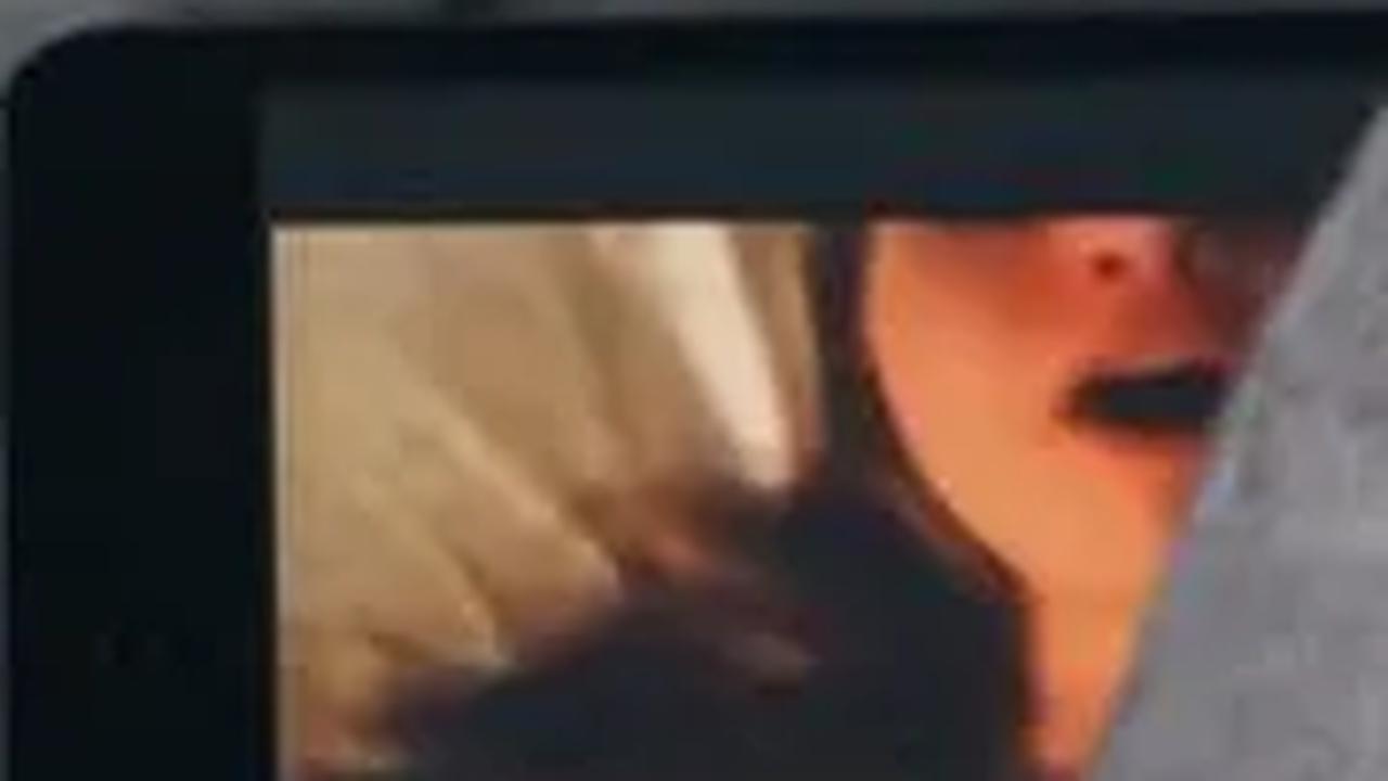 Terungkap pula, penyebar video mesum itu tak lain adalah SA, istri MA. Ceritanya, SA membuka ponsel suaminya dan syok menemukan video adegan syur MA dan wanita lain.