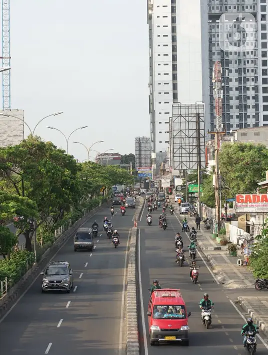 Kendaraan melintas di Jalan Margonda Raya, Depok, Rabu (15/1/2020). Wakil Walikota Depok Pradi Supriatna mengatakan rencana revitalisasi jalur sepeda di Jalan Margonda akan dimulai pada 2020 untuk memberi ruang bagi para pesepeda serta mengurangi polusi udara. (Liputan6.com/Immanuel Antonius)