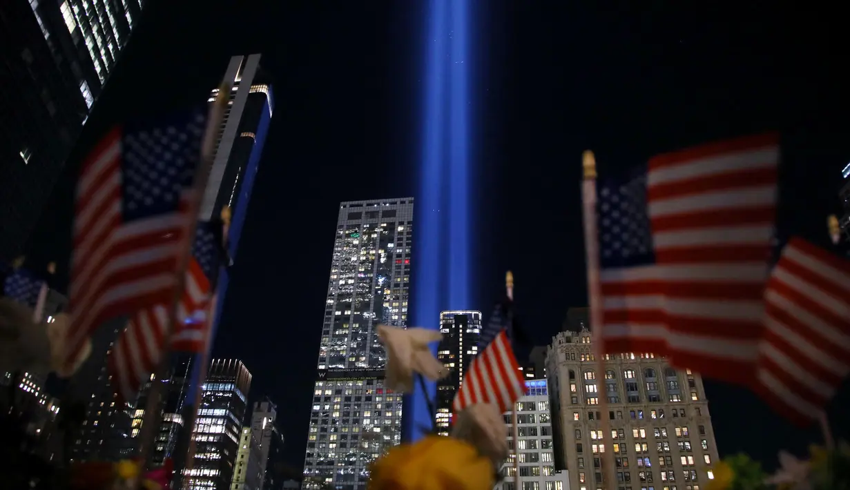 Cahaya kembar atau Tribute in Light menembus cakrawala Manhattan, kota New York pada peringatan 23 tahun serangan 9/11 di World Trade Center pada tanggal 11 September 2024. (Leonardo Munoz/AFP)