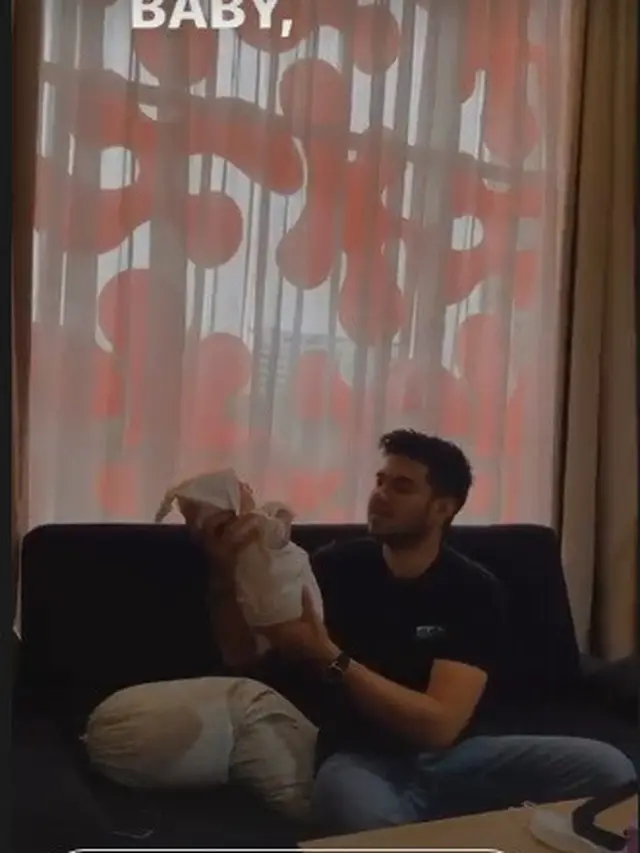 Faradilla Yoshi melahirkan anak pertama, Bryan Mckenzie bagikan momen menimang bayinya (Foto: Instagram @bryanmckenziee)