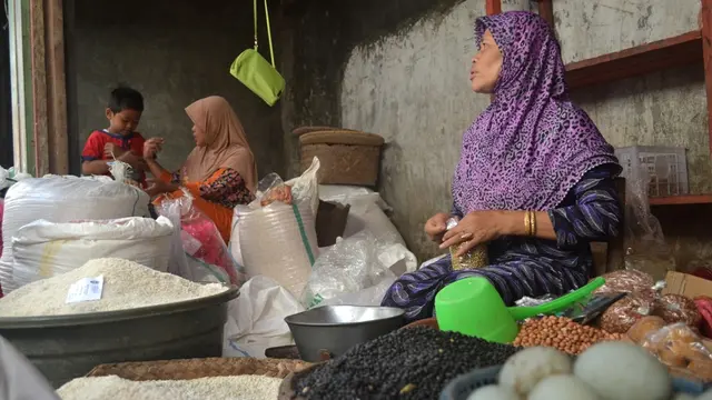 Pedagang beras di pasar tradisional Cinangsi Kabupaten Cilacap, Jawa Tengah. (Foto: Liputan6.com/Muhamad Ridlo)