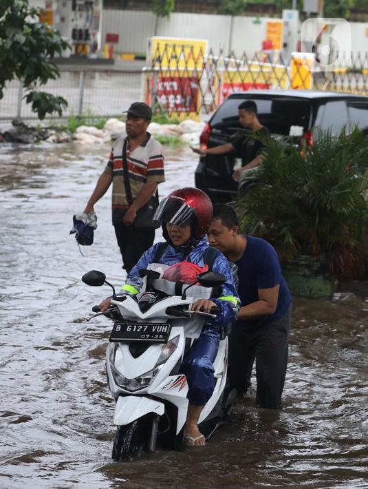 Beberapa kendaraan terutama motor banyak yang mengalami mati mesin atau mogok. (Liputan6.com/Angga Yuniar)