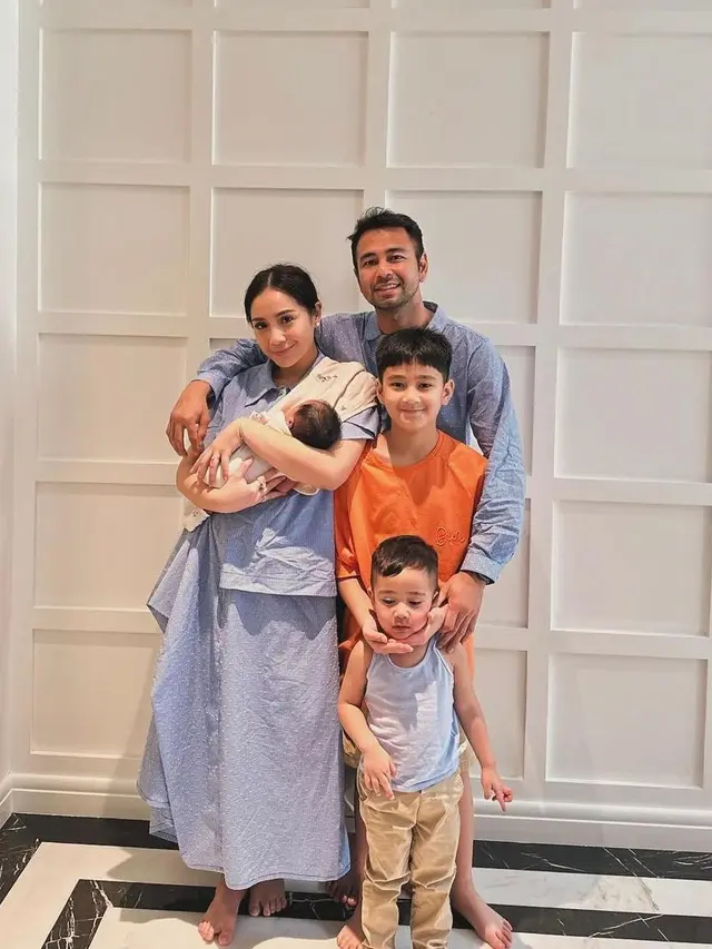 6 Gaya Raffi Ahmad dan Nagita Slavina Kenalkan Anak Adopsi yang Bernama Lily