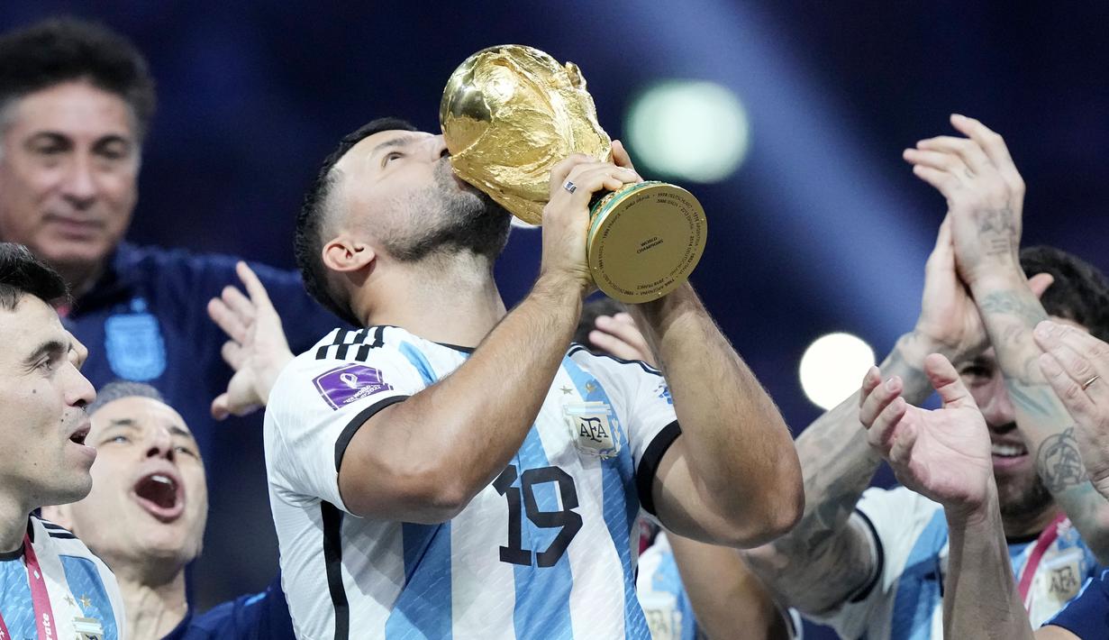 Ada pemandangan menarik saat Argentina berpesta merayakan gelar juara Piala Dunia 2022. (AP Photo/Martin Meissner)