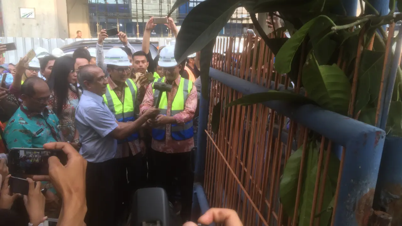 Anies Baswedan menyaksikan pemilik lahan melpas lahannya secara simbolis. (Liputan6.com/Delvira Chaerani Hutabarat)