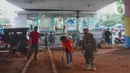 Petugas menghukum warga pelanggar Operasi Yustisi Pencegahan Covid-19 di kawasan Kampung Melayu, Jakarta Timur, Senin (16/11/2020). Warga yang melanggar dikenakan sanksi berupa push up serta menyapu fasilitas umum. (Liputan6.com/Immanuel Antonius)