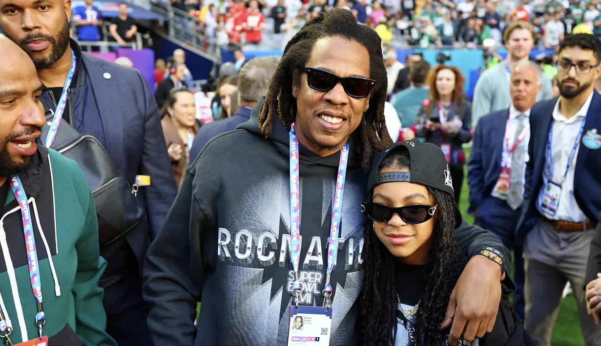 Tampil super slay, gaya Jay Z dan sang putri mencuri perhatian. Ivy tampak mengekana t-shirt dan baseball cap disertai kacamata hitam yang penuh gaya. c