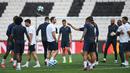 Pelatih Chelsea, Frank Lampard (tengah) dan para pemainnya menghadiri sesi latihan di stadion Besiktas Park di Istanbul, Turki (13/8/2019). Chelsea akan bertanding melawan Liverpool dalam pertandingan Piala Super Eropa 2019 di Istanbul, Turki, Kamis (15/8/2019) dini hari WIB. (AFP Photo/Ozan Koze)