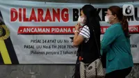 Pekerja mengenakan masker berjalan menuju stasiun commuter line Sudirman, Jakarta, Jumat (25/6/2021). Hari ini Jumat (25/6), Provinsi DKI Jakarta mencatat penambahan kasus konfirmasi positif Covid-19 sebanyak 6.934 orang. (Liputan6.com/Helmi Fithriansyah)