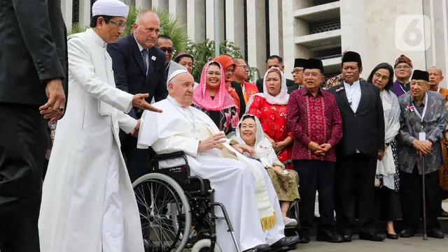 4. Selain KH Nasaruddin Umar, ada istri Gus Dur Sinta Nuriyah, Ketua Dewan Masjid Indonesia Jusuf Kalla, hingga pendiri Pusat Studi Al-Qur'an KH Quraish Shihab turut membersamai Paus Fransiskus di Istiqlal.