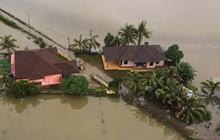 FOTO: Kondisi Banjir Parah Landa Malaysia, Ratusan Ribu Orang Mengungsi