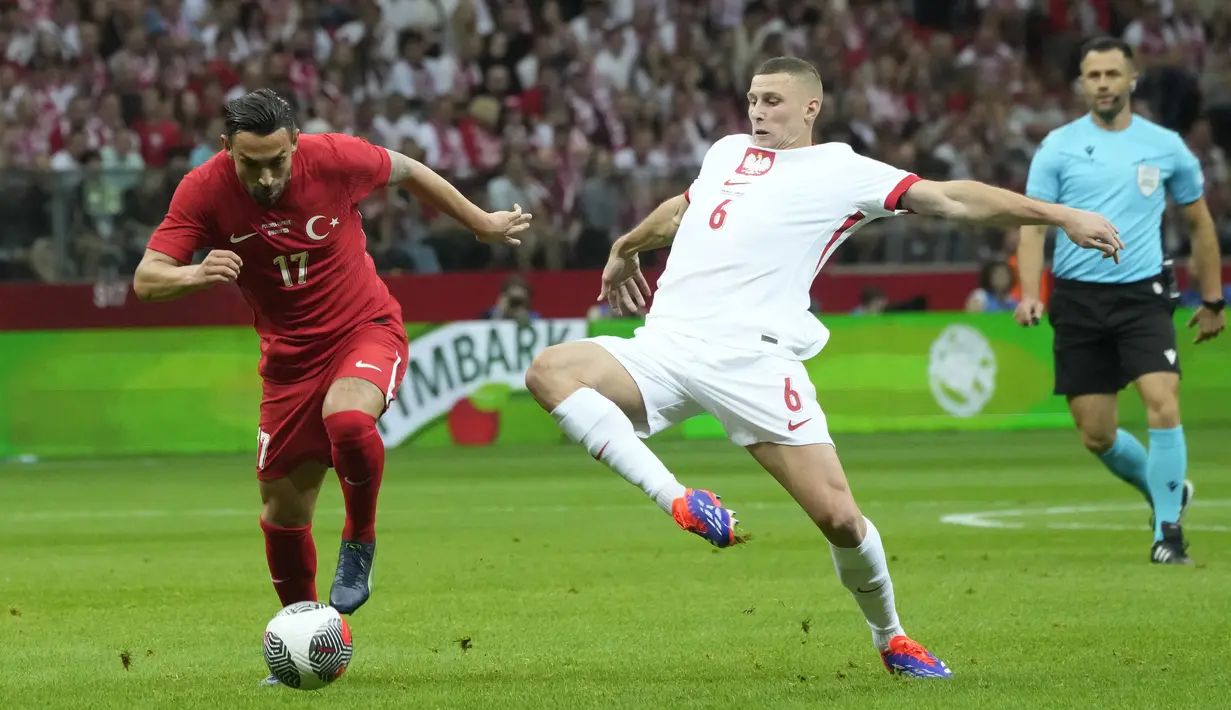 Nikola Zalewski membuat Polandia kembali unggul dan menang setelah mencetak gol pada menit-menit akhir laga. (AP Photo/Czarek Sokolowski)