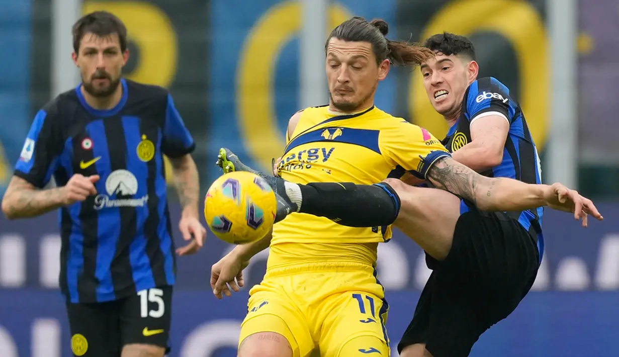 Inter Milan berhasil amankan tiga poin usai menang 2-1 atas Verona pada pekan ke-19 Liga Italia. Dua gol kemenangan Inter Milan dicetak oleh Lautaro Martinez dan Davide Frattesi. (AP Photo/Antonio Calanni)