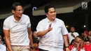 Inspiring Leader Sandiaga Uno (kiri) bersama Erick Thohir saat menghadiri acara Young Penting Indonesia di Jakarta, Sabtu (13/7/2019). Acara ini bertujuan untuk mempersatukan Indonesia. (Liputan6.com/JohanTallo)