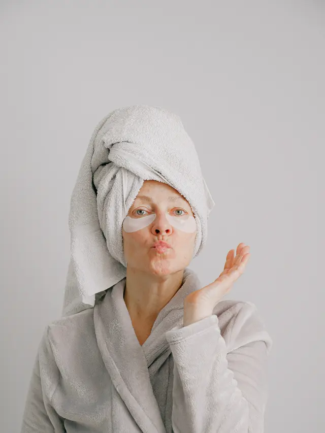 ilustrasi eye mask agar kantong mata tidak gelap/pexels