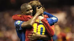 Samuel Eto'o didatangkan ke Camp Nou pada 2004 silam. Sempat kesulitan beradaptasi, Eto'o baru bisa menemukan permaiannya di musim kedua, musim yang sama saat Messi dipromosikan ke tim utama. Tercatat, ada 15 gol yang ternyata merupakan kreasi umpan dari Lionel Messi. (AFP/Cristina Quicler)