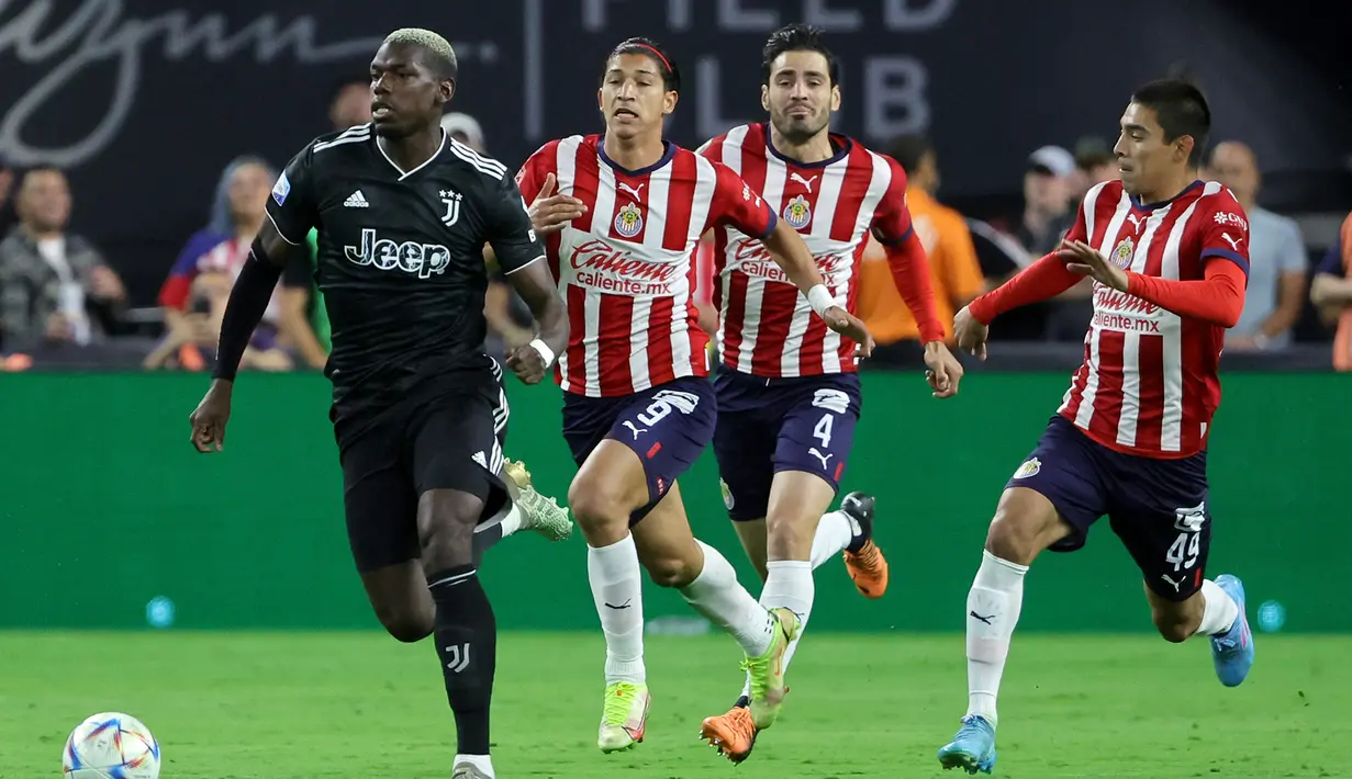 Paul Pogba. Gelandang Prancis berusia 29 tahun ini kembali memperkuat Juventus di awal musim 2022/2023 dengan status bebas transfer setelah kontraknya habis bersama Manchester United di akhir musim 2021/2022 lalu. Penuh gairah dapat mengenakan jersey Bianconeri lagi, namun ia harus bersabar untuk memperkuat klub barunya tersebut di kompetisi resmi. Saat melakukan tur pramusim, ia harus mengalami cedera dalam sesi latihan dan ujungnya harus naik meja operasi. Bisa jadi ia tak akan tampil membela Prancis di putaran final Piala Dunia Qatar 2022. (AFP/Getty Images/Ethan Miller)