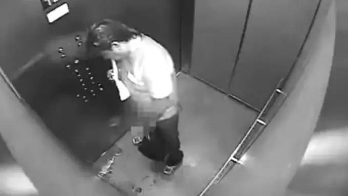 [Bintang] Sebelum Antar Makanan ke Pelanggan, Kurir Ini Kencing di Lift!