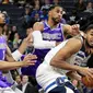 Karl-Anthony Towns menerobos paint area Sacramento Kings  (AP)