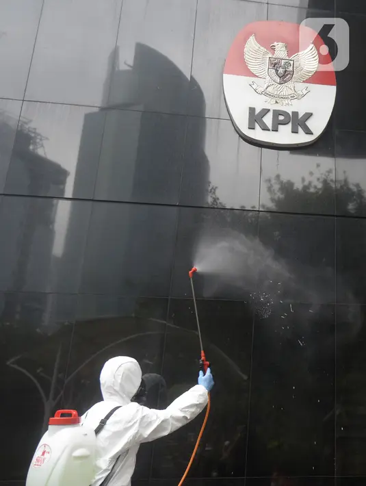 Petugas kesehatan melakukan peyemprotan disinfektan di bagian luar Gedung KPK, Jakarta, Rabu (18/3/2020). Penyemprotan dilakukan untuk mencegah penyebaran virus corona COVID-19. (merdeka.com/Dwi Narwoko)