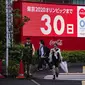 Jam hitung mundur menunjukkan 30 hari menuju upacara pembukaan Olimpiade Tokyo 2020 di Tokyo, Jepang pada Rabu (23/6/2021). Olimpiade Tokyo dimulai pada 23 Juli dan penyelenggara mengizinkan penonton lokal menghadiri venue pertandingan dengan kapasitas 50 persen. (AP Photo/Kiichiro Sato)