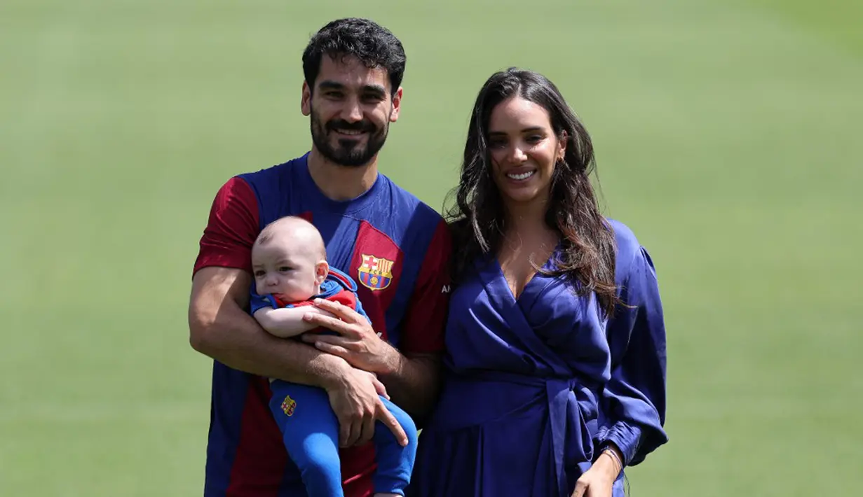 Pemain berusia 32 tahun itu resmi diperkenalkan sebagai rekrutan anyar Barcelona di Ciutat Esportiva Joan Gamper karena Stadion Camp Nou sedang direnovasi. (LLUIS GENE/AFP)