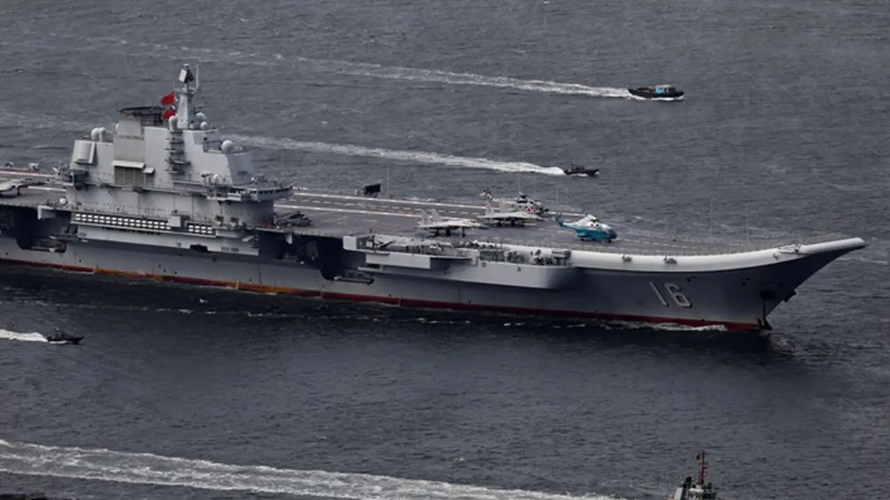 Liaoning, kapal induk pertama Tiongkok, berlayar memasuki Hong Kong pada 7 Juli 2017.