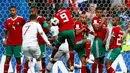 Penyerang Portugal, Cristiano Ronaldo melakukan tendangan bebas saat bertanding melawan Maroko pada lanjutan grup B Piala Dunia 2018 di Stadion Luzhniki di Moskow, Rusia (20/6). Portugal menang tipis 1-0 atas Maroko. (AP Photo / Matthias Schrader)