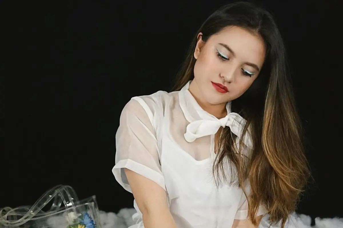 Gaya Marsha Aruan Pakai Baju Putih, Tampil Stylish