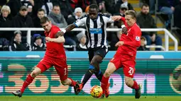 Gelandang Newcastle, Moussa Sissoko (tengah) berusaha melawati gelandang Liverpool, James Milner dan Lucas Leiva pada lanjutan Liga Inggris di Stadion St James' Park, Inggris (6/12). Newcastle menang atas Liverpool dengan skor 2-0. (Reuters/Andrew Yates)