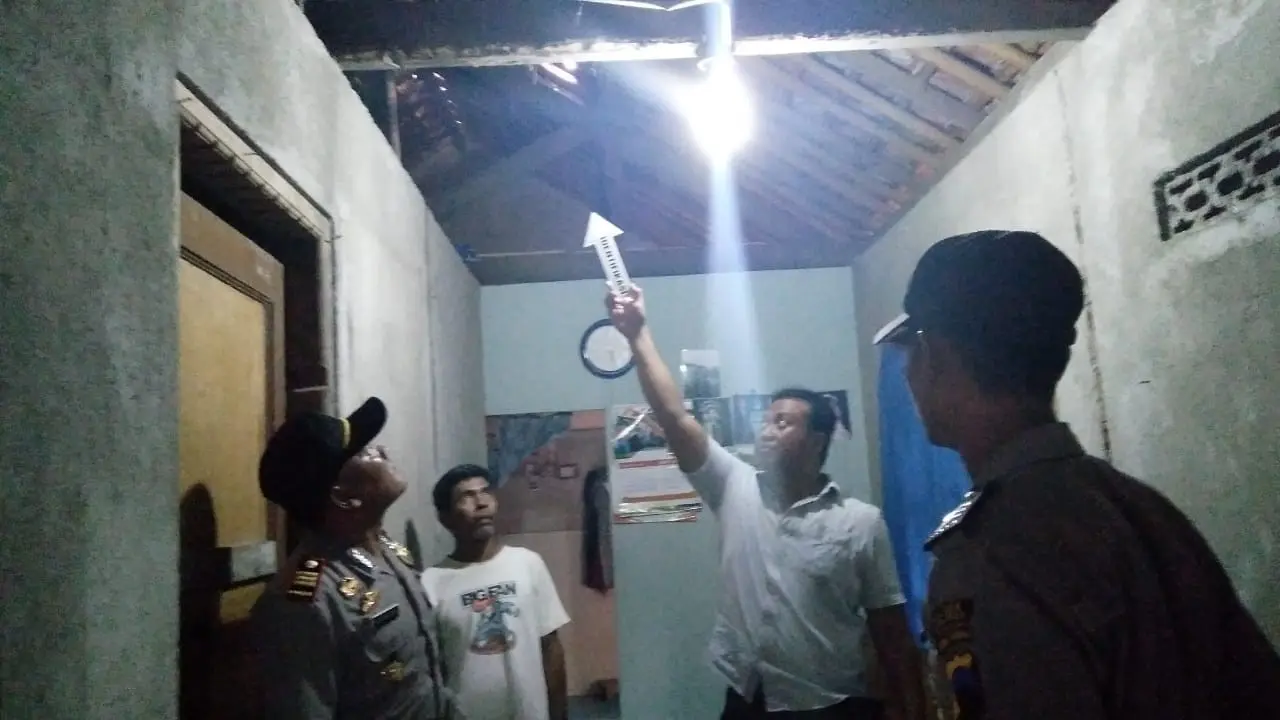 Polisi mengolah TKP peristiwa bunuh diri di Desa Jemur, Kebumen, Jawa Tengah, Jumat (16/11/2018). (Liputan6.com/Polres Kebumen/Muhamad Ridlo)