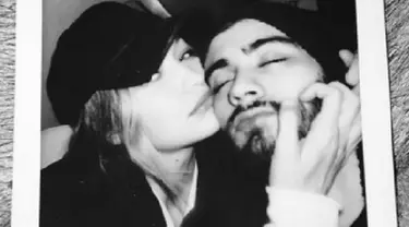 Joe Jonas, mantan pacar Gigi Hadid terlihat iri dengan kedekatan dua idola remaja ini. Joe bahkan  menghapus pertemanan dengan Gigi dan Zayn di akun Twitternya. 