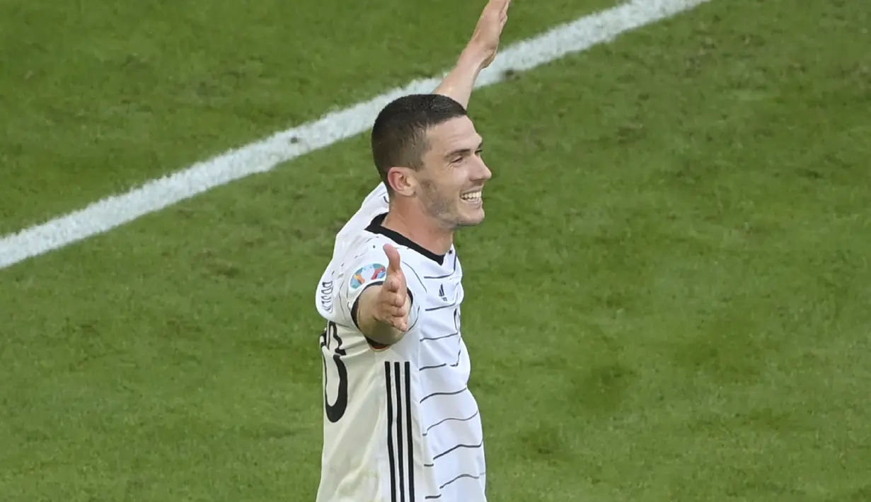 Bek Jerman, Robin Gosens melakukan selebrasi usai mencetak gol ke gawang Portugal pada pertandingan grup F Euro 2020  di Allianz Arena, Munich, Sabtu (19/6/2021). Jerman untuk sementara duduk di posisi kedua dengan poin sama seperti Portugal. (Christof Stache/Pool via AP)