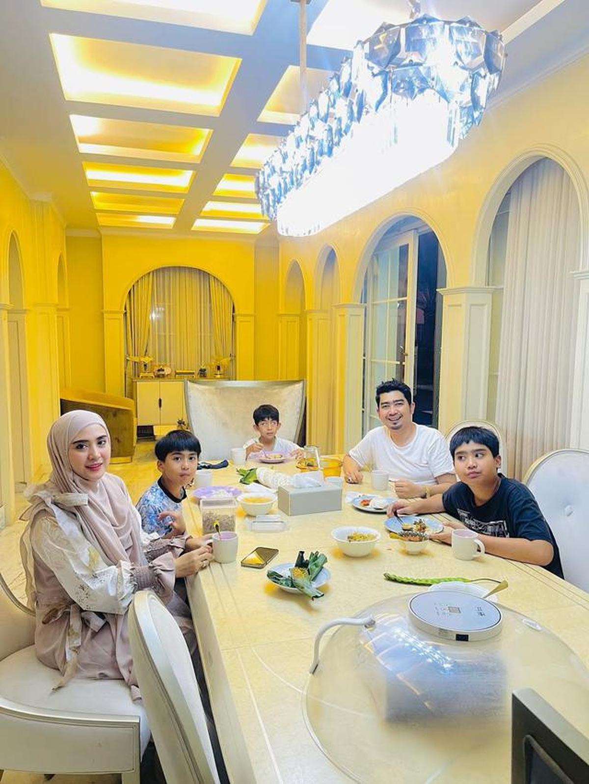 7 Potret Ruang Makan di Rumah Ustaz Solmed, Desainnya Mewah dan Cocok untuk Keluarga Modern