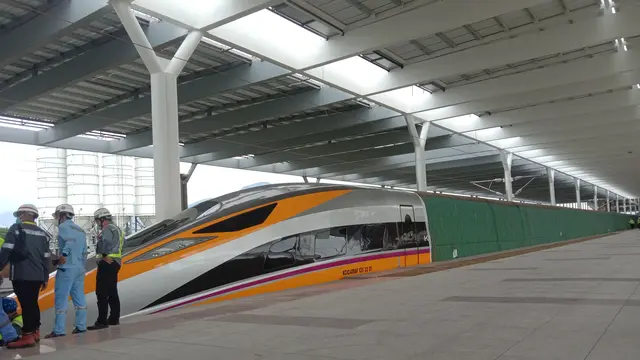 Penampakan Kereta Cepat Jakarta-Bandung di Stasiun Tegalluar, Kabupaten Bandung, Kamis (13/10/2022). (Maulandy/Liputan6.com)
