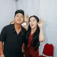 Potret Bella Bonita Temani Denny Caknan di Backstage (instagram.com/denny_caknan)