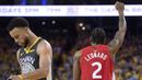 Stephen Curry (kiri) dan Kawhi Leonard dari Toronto Raptors, ekspresi yang bertolak belakang dari dua pebasket andalan masing-masing klub di gim keenam NBA Finals 2019. (Frank Gunn/The Canadian Press via AP)