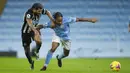 Penyerang Manchester City, Raheem Sterling, berebut bola dengan pemain Newcastle United, DeAndre Yedlin, pada laga Liga Inggris di Stadion Etihad, Sabtu (26/12/2020). City menang dengan skor 2-0. (Clive Brunskill/Pool via AP)