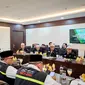 Sejumlah pejabat Tabung Haji Malaysia berkunjung ke Kantor Petugas Penyelenggara Ibadah Haji (PPIH) Arab Saudi Daerah Kerja (Daker) Makkah di Syisyah, Jumat (7/7/2023). (FOTO: MCH PPIH ARAB SAUDI 2023)