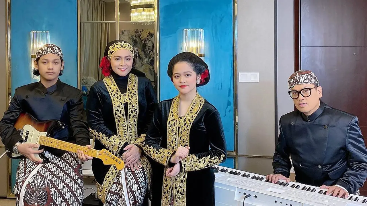 6 Potret Keluarga Uya Kuya Pakai Busana Jawa, Gaya Cinta Kuya Curi Perhatian