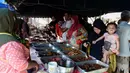 Warga muslim Thailand membeli makanan di pasar sebelum berbuka puasa selama bulan suci Ramadan di Narathiwat (7/5/2019). Umat muslim di seluruh dunia tengah menjalani puasa pada bulan ramadan. (AFP Photo/Madaree Tohlala)