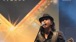 Aksi panggung gitaris Padi Reborn, Piyu saat tampil di Magnificent Seven with Padi Reborn di Avenue of the Stars, Lippo Mall Kemang, Jakarta, Jumat (27/9/2019). Padi Reborn bernostalgia dengan pengunjung dengan membawakan 12 lagu hitsnya. (Kapanlagi.com/Budy Santoso)